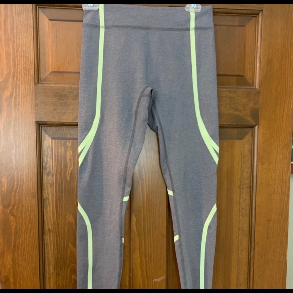 3 pairs of size 14 girls ivivva leggings. All in like new condition - Picture 4 of 10